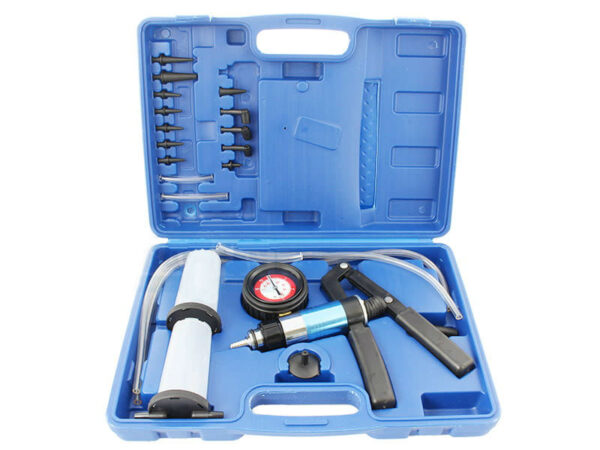 MANUAL VAKUUM PUMP -1Bar kuni 4Bar Kahekordse toimega pump tekitab alarõhku kuni -1 bar ja rõhku kuni + 4 bar. Kasutamine: näiteks pidurisüsteemide väljapumpamine, vaakumissensorite juhtimine, heitgaaside ringlusventiil, gaasiventiil, kütuse rõhuregulaator, automaatkäigukastides töötav rõhu modulaator, pidurivõimendi jne. Komplekti sisu: Metallpump manomeetriga vahemikus -1 kuni 4 bar Painduv voolik 6 mm, pikkus 600 mm 2 tk. Ühendusklemmide ja pistikute komplekt Juhtmetega ühendusklemmide komplekt Kaabliklemmide komplekt Kahe ühendusega kaanega konteiner, Kaanega konteiner